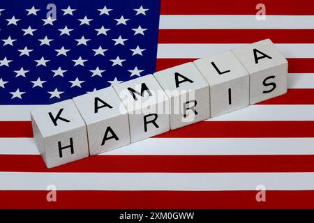 Flagge der USA mit Kamala Harris Flagge der USA mit Kamala Harris, 24.07.2024, Borkwalde, Brandenburg, auf einer Flagge der USA liegen Buchstabenwürfel mit den Schriftzug Kamala Harris. *** Flagge der USA mit Kamala Harris Flagge der USA mit Kamala Harris, 24 07 2024, Borkwalde, Brandenburg, auf einer Flagge der USA befinden sich Buchstabenwürfel mit dem Schriftzug Kamala Harris Stockfoto