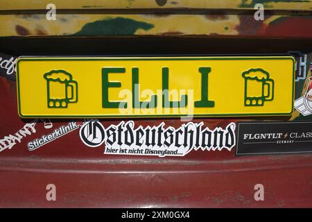 Auto mit Schriftzug Elli Auto mit Schriftzug Elli, 29.06.2024, Netzen, Brandenburg, an einem Auto befindet sich ein Schild mit dem Schriftzug Elli. *** Auto mit Schriftzug Elli Car mit Schriftzug Elli, 29 06 2024, Netzen, Brandenburg, auf einem Auto steht ein Schild mit der Schriftart Elli Stockfoto