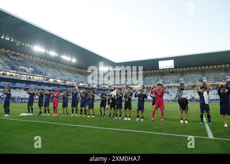 Bordeaux, Frankreich. Juli 2024. Japan Team Group (JPN) Fußball/Fußball : Japan Team Group feiert nach dem Gewinn der Olympischen Spiele 2024 Männer Fußball Gruppe D Spiel zwischen Japan 5-0 Paraguay im Stade de Bordeaux in Bordeaux, Frankreich . Quelle: Mutsu Kawamori/AFLO/Alamy Live News Stockfoto