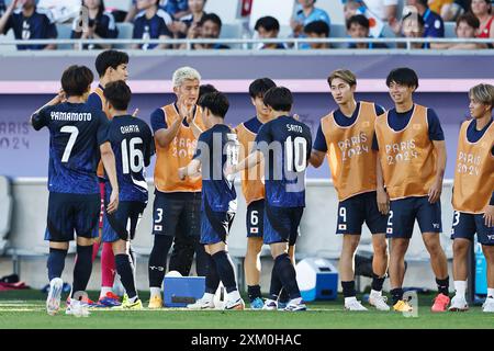 Bordeaux, Frankreich. Juli 2024. Japan Team Group (JPN) Fußball/Fußball : Japan Team Gruppe feiert nach Mitos Tor bei den Olympischen Spielen 2024 Männer Fußball Gruppe D Spiel zwischen Japan 5-0 Paraguay im Stade de Bordeaux in Bordeaux, Frankreich . Quelle: Mutsu Kawamori/AFLO/Alamy Live News Stockfoto