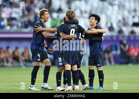 Bordeaux, Frankreich. Juli 2024. Japan Team Group (JPN) Fußball/Fußball : Japan Team Gruppe feiert nach Fujios Tor bei den Olympischen Spielen 2024 Männer Fußball Gruppe D Spiel zwischen Japan 5-0 Paraguay im Stade de Bordeaux in Bordeaux, Frankreich . Quelle: Mutsu Kawamori/AFLO/Alamy Live News Stockfoto