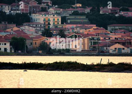 Blick auf den Sonnenuntergang von den Salinen bis zu den Fassaden des Gebäudes der Stadt Carloforte, Italien Stockfoto