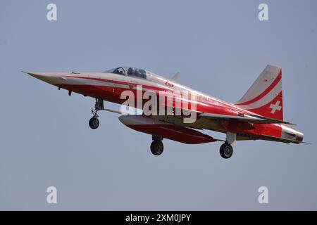 Das Kunstflugteam Patrouille Suisse kommt mit ihren Northrop F-5E Tiger II Kampfflugzeugen auf der diesjährigen RIAT Air Show an. Stockfoto
