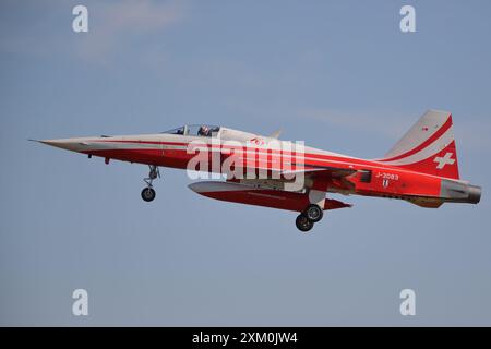Das Kunstflugteam Patrouille Suisse kommt mit ihren Northrop F-5E Tiger II Kampfflugzeugen auf der diesjährigen RIAT Air Show an. Stockfoto