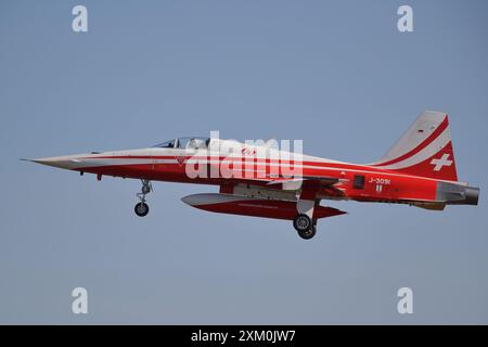 Das Kunstflugteam Patrouille Suisse kommt mit ihren Northrop F-5E Tiger II Kampfflugzeugen auf der diesjährigen RIAT Air Show an. Stockfoto