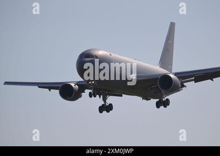 RAF Fairford, Großbritannien. 18. Juli 2024. Amerikanische Boeing KC-46A Pegasus Tanker kommt in Fairford, Großbritannien Stockfoto