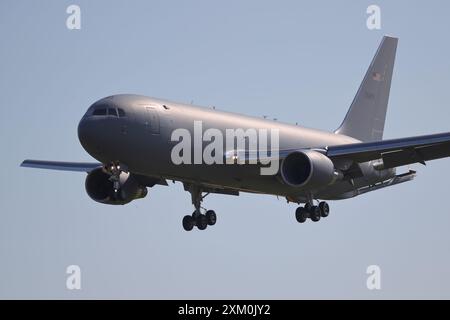 RAF Fairford, Großbritannien. 18. Juli 2024. Amerikanische Boeing KC-46A Pegasus Tanker kommt in Fairford, Großbritannien Stockfoto