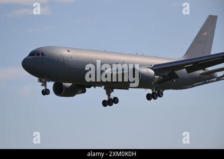 RAF Fairford, Großbritannien. 18. Juli 2024. Amerikanische Boeing KC-46A Pegasus Tanker kommt in Fairford, Großbritannien Stockfoto