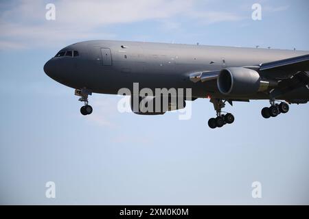 RAF Fairford, Großbritannien. 18. Juli 2024. Amerikanische Boeing KC-46A Pegasus Tanker kommt in Fairford, Großbritannien Stockfoto