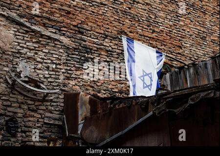 Israelische Flagge vor der Ziegelmauer. Jom Ha'atzmaut: Israel Unabhängigkeitstag. Israelisch-Palästinensischer Konflikt. Kinderpferdespielzeug. Westjordanland. Freiheit Stockfoto