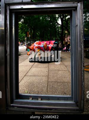 Mexiko-Stadt, Mexiko-Stadt, Mexiko. Juli 2024. Die Behörden des Kultursektors der mexikanischen Regierung haben auf der emblematischen Avenue Paseo de la Reforma die berühmte internationale öffentliche Kunstausstellung Cow Parade eröffnet, die Dutzende von Kuhskulpturen mit sich bringt, die von talentierten lokalen und internationalen Künstlern dekoriert sind. (Kreditbild: © Jorge Nunez/ZUMA Press Wire) NUR REDAKTIONELLE VERWENDUNG! Nicht für kommerzielle ZWECKE! Stockfoto