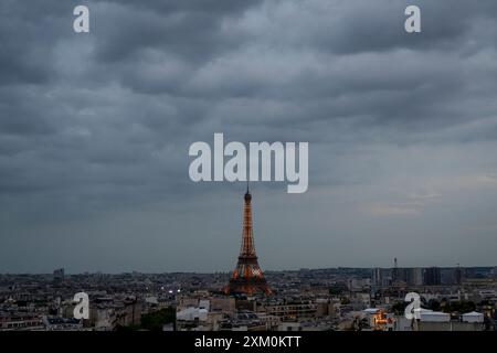 Paris, Frankreich. Juli 2024. Der Eiffelturm mit den Olympischen Ringen, Olympische Sommerspiele, 24. Juli 2024, Paris, Frankreich. Quelle: Ondrej Deml/CTK Photo/Alamy Live News Stockfoto