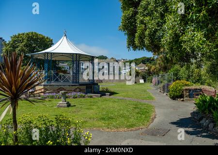 Die Band steht in Runnymeade Gardens, Ilfracombe Stockfoto