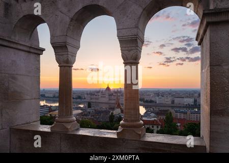 Ungarisches Parlamentsgebäude und Stadtbild durch Bögen der Fischerbastei, Budapest, Ungarn Stockfoto