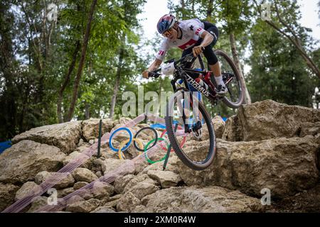 Die Schweizer Bikerin Alessandra Keller während ihres ersten Trainings auf Olympiakurs für Mountainbikefahrer am 24. Juli 2024. Das Rennen wird es Stockfoto