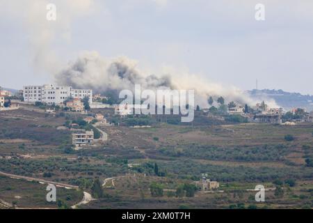 (240725) -- TAYR HARFA, 25. Juli 2024 (Xinhua) -- dieses Foto zeigt den Rauch eines israelischen Luftangriffs in Tayr Harfa, Libanon, 24. Juli 2024. Ein Zivilist wurde am Mittwoch von israelischen Drohnen und Kampfflugzeugen auf südlibanesische Dörfer verwundet, sagten libanesische Militärquellen gegenüber Xinhua. Die Quellen, die unter der Bedingung der Anonymität sprachen, sagten, israelische Drohnen und Kampfflugzeuge hätten sechs Luftangriffe auf fünf Städte und Dörfer im östlichen und zentralen Bereich der Grenzgebiete durchgeführt, einen libanesischen Zivilisten im Dorf Kfar Hamam verletzt, acht Häuser zerstört und 22 weitere beschädigt. (Ph Stockfoto