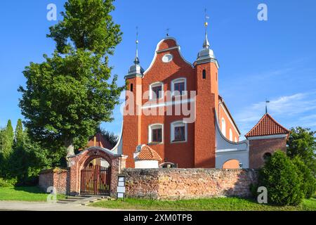 Kirche des Heiligen Kreuzes und unserer Lieben Frau der Schmerzen, Miedzylesie, Woiwodschaft Ermland-Masuren, Polen. Stockfoto