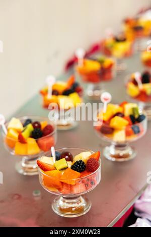 Konzept von gesunder Ernährung, sauberer Ernährung. Kalorienarme, farbenfrohe süße Sommerdesserts. Hausgemachter einfacher Obstsalat in Gläsern, ideales Frühstück. Stockfoto