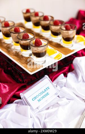 Schokoladenmousse mit Erdbeeren in einem Glas. Stockfoto