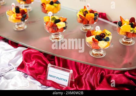 Catering Essen Hochzeitsveranstaltung Tischbuffet bei Hochzeit. Köstliche Vorspeise aus der Nähe. Stockfoto