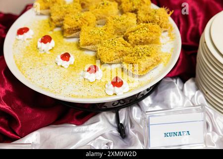 Türkisches Dessert Kunefe, Kunafa, Kadayif mit Pistazienpulver und Käse, heiß serviert, sehr süß. Traditionelles türkisches Dessert. Libanesisches Dessert Stockfoto