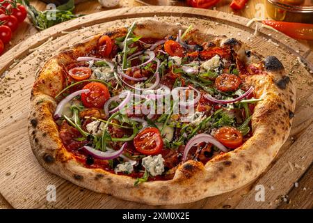 Handwerkliche Pizza mit Holzfeuer auf rustikalem Holzbrett Stockfoto