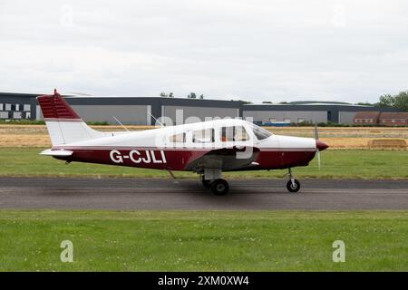 Piper PA-28-161 Cherokee Warrior II auf dem Wellesbourne Airfield, Warwickshire, Großbritannien (G-CJLI) Stockfoto