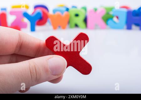 Hand schreiben cube X von aus Holz Stockfoto