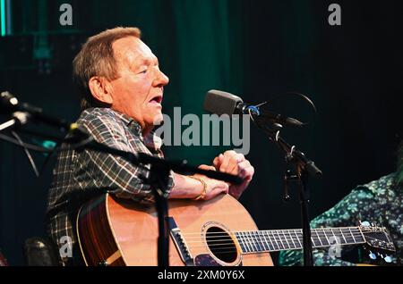 Ambros pur, Band 6, Live-Konzert auf der Piazza im Gewerbepark Regensburg - Unplugged, zeitlos. Wolfgang Ambros, österreichischer Liedermacher und Rock- bzw Popsänger. Er zählt zu den bedeutendsten Musikern der Gegenwart in Österreich und gilt als einer der Begründer des Austropops *** Ambros pur, Band 6, Live-Konzert auf der Piazza im Gewerbepark Regensburg unplugged, zeitlos Wolfgang Ambros, österreichischer Singer-Songwriter und Rock- und Popsänger Er ist einer der bedeutendsten zeitgenössischen Musiker Österreichs und gilt als einer der Gründer von Austropop Stockfoto