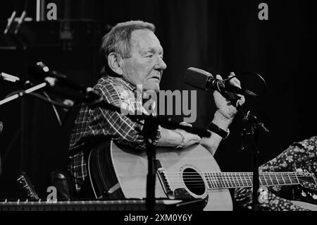 Ambros pur, Band 6, Live-Konzert auf der Piazza im Gewerbepark Regensburg - Unplugged, zeitlos. Wolfgang Ambros, österreichischer Liedermacher und Rock- bzw Popsänger. Er zählt zu den bedeutendsten Musikern der Gegenwart in Österreich und gilt als einer der Begründer des Austropops *** Ambros pur, Band 6, Live-Konzert auf der Piazza im Gewerbepark Regensburg unplugged, zeitlos Wolfgang Ambros, österreichischer Singer-Songwriter und Rock- und Popsänger Er ist einer der bedeutendsten zeitgenössischen Musiker Österreichs und gilt als einer der Gründer von Austropop Stockfoto