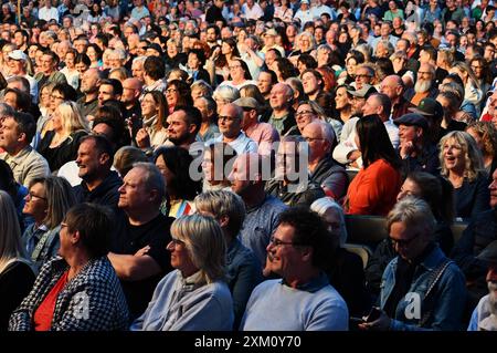 Ambros pur, Band 6, Live-Konzert auf der Piazza im Gewerbepark Regensburg - Unplugged, zeitlos. Wolfgang Ambros, österreichischer Liedermacher und Rock- bzw Popsänger. Er zählt zu den bedeutendsten Musikern der Gegenwart in Österreich und gilt als einer der Begründer des Austropops. Foto: Blick ins Publikum *** Ambros pur, Band 6, Live-Konzert auf der Piazza im Gewerbepark Regensburg unplugged, zeitloser Wolfgang Ambros, österreichischer Singer-Songwriter und Rock- und Popsänger Er ist einer der bedeutendsten zeitgenössischen Musiker Österreichs und gilt als einer der Gründer von Austropop P Stockfoto