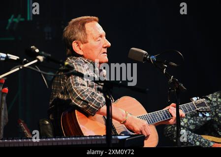 Ambros pur, Band 6, Live-Konzert auf der Piazza im Gewerbepark Regensburg - Unplugged, zeitlos. Wolfgang Ambros, österreichischer Liedermacher und Rock- bzw Popsänger. Er zählt zu den bedeutendsten Musikern der Gegenwart in Österreich und gilt als einer der Begründer des Austropops *** Ambros pur, Band 6, Live-Konzert auf der Piazza im Gewerbepark Regensburg unplugged, zeitlos Wolfgang Ambros, österreichischer Singer-Songwriter und Rock- und Popsänger Er ist einer der bedeutendsten zeitgenössischen Musiker Österreichs und gilt als einer der Gründer von Austropop Stockfoto