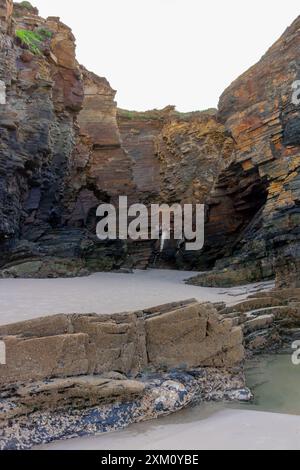 Am Strand überzogene Felsformationen. Cathedral Beach, Lugo, Spanien Stockfoto