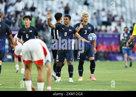 Bordeaux, Frankreich. Juli 2024. Joel Chima Fujita (JPN) Fußball/Fußball : Fujita feiert mit den Teamspielern nach dem Gewinn der Olympischen Spiele 2024 in Paris Männer Fußball Gruppe D Spiel zwischen Japan 5-0 Paraguay im Stade de Bordeaux in Bordeaux, Frankreich . Quelle: Mutsu Kawamori/AFLO/Alamy Live News Stockfoto