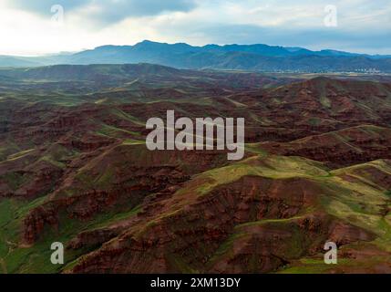 Rote Feenkamine geformt wie Millionen Jahre alte Formationen, Erzurum, Land der roten Feen Stockfoto