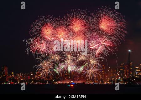 Vancouver, Kanada. Juli 2024. Feuerwerk des Teams Malaysia beleuchtet den Himmel in der English Bay in Vancouver, British Columbia, Kanada, 24. Juli 2024. Das Feuerwerk markiert die zweite Feuerwerksaufführung der Vancouver Celebration of Light 2024. Quelle: Liang Sen/Xinhua/Alamy Live News Stockfoto