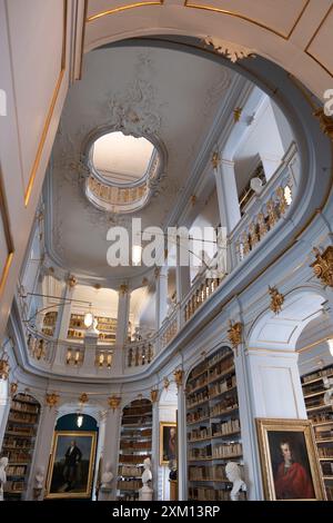 Bibliothek Herzogin Anna Amalia in Weimar, Thüringen, Deutschland. Rokoko-Halle, Mittelgang Stockfoto