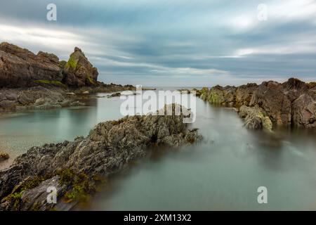 An der malerischen Küste von Aberdeenshire, Schottland, bietet Skatie Shore einen charmanten und abgeschiedenen Sandstrand. Dieses versteckte Juwel befindet sich in Crow Stockfoto