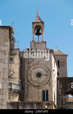Die Alte Stadtuhr – Stari gradski saß (Ura) auf dem Platz des Volkes (Narodni Trg). Renaissance-Uhr auf romanischem Turm mit schönem Glockenturm auf der Spitze. Split Kroatien (138) Stockfoto