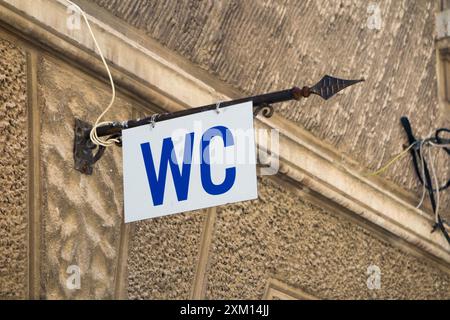 Kroatisches WC-Schild, Männer & Frauen, hauptsächlich für Touristen, neben einem kroatischen Geschäft. Trennen. Die Toilette ist wahrscheinlich nicht kostenlos. Kroatien. (138) Stockfoto