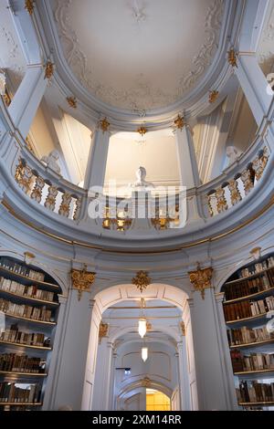 Bibliothek Herzogin Anna Amalia in Weimar, Thüringen, Deutschland. Rokoko-Halle, Mittelgang Stockfoto