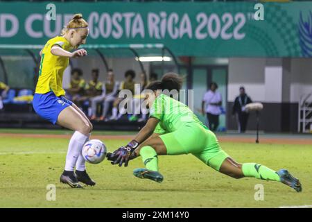 Pati Maldaner aus Brasilien und Torhüter Genesis Perez aus Costa Rica während der FIFA U-20-Frauen-Weltmeisterschaft Costa Rica gegen Brasilien auf Augu Stockfoto