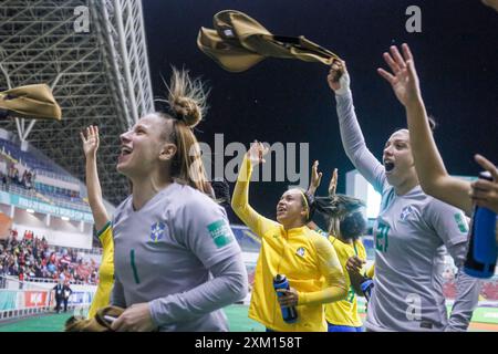 Torhüterin Gabi Barbieri und Torhüterin Yanne Lopes aus Brasilien beim Spiel Costa Rica gegen Brasilien am 16. August Stockfoto