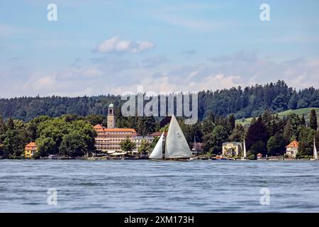 Segelpartie auf dem Bodensee vor Lindau, Hotel Bad Schachen. // 13.07.2024: Lindau, Bayern, Deutschland, Europa *** Segeltour auf dem Bodensee vor Lindau, Hotel Bad Schachen 13 07 2024 Lindau, Bayern, Deutschland, Europa Stockfoto