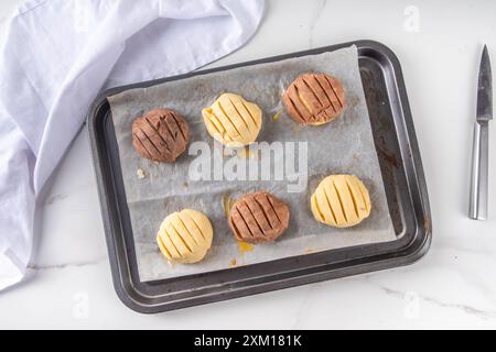 Kochen, das traditionelle mexikanische conchas-Gebäck, Kekse oder Brotbrötchen zubereitet. Hausgemachte Zubereitung von conchas-Dessertgebäck, auf Backblech mit Menschenhand Stockfoto