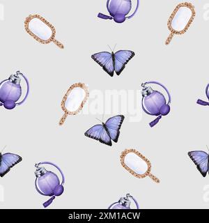 Nahtloses Muster mit Vintage-Parfümflaschen, Spiegeln und Schmetterlingen in Flieder. Handgemachte Aquarellabbildung auf grauem Hintergrund. Zum Einpacken von Papier, Stockfoto