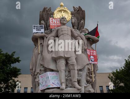 Washington, USA. Juli 2024. Pro-palästinensische Demonstranten hinterlassen am 24. Juli 2024 palästinensische Fahnen und Protestzeichen auf dem George Gordon Meade Memorial in der Nähe des Kapitol Hill in Washington DC. Pro-palästinensische Demonstranten versammeln sich vor dem US-Kapitol, um gegen den Besuch des israelischen Premierministers Benjamin Netanjahu in den Vereinigten Staaten zu protestieren, während Israels Krieg gegen die Hamas in Gaza andauert. (Foto: Probal Rashid/SIPA USA) Credit: SIPA USA/Alamy Live News Stockfoto