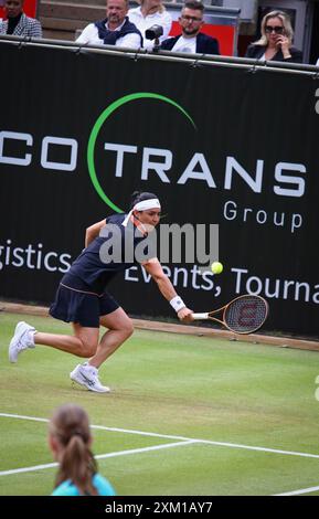 Berlin, Deutschland - 19. Juni 2024: Ons JABEUR aus Tunesien in Aktion während ihres WTA 500 ecoTRANS Ladies German Open Spiels gegen Xinyu WANG aus China im Rot Weiss Tennis Club in Berlin Stockfoto