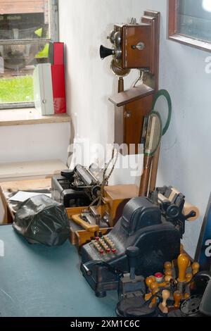 Altes Zugbegleiterhaus mit Kurbeltelefon im Localbahnmuseum Bayerisch Eisenstein, Niederbayern Stockfoto