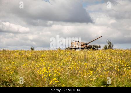 Burnt Out Tank, Imber Village, Wiltshire, England, Großbritannien Stockfoto